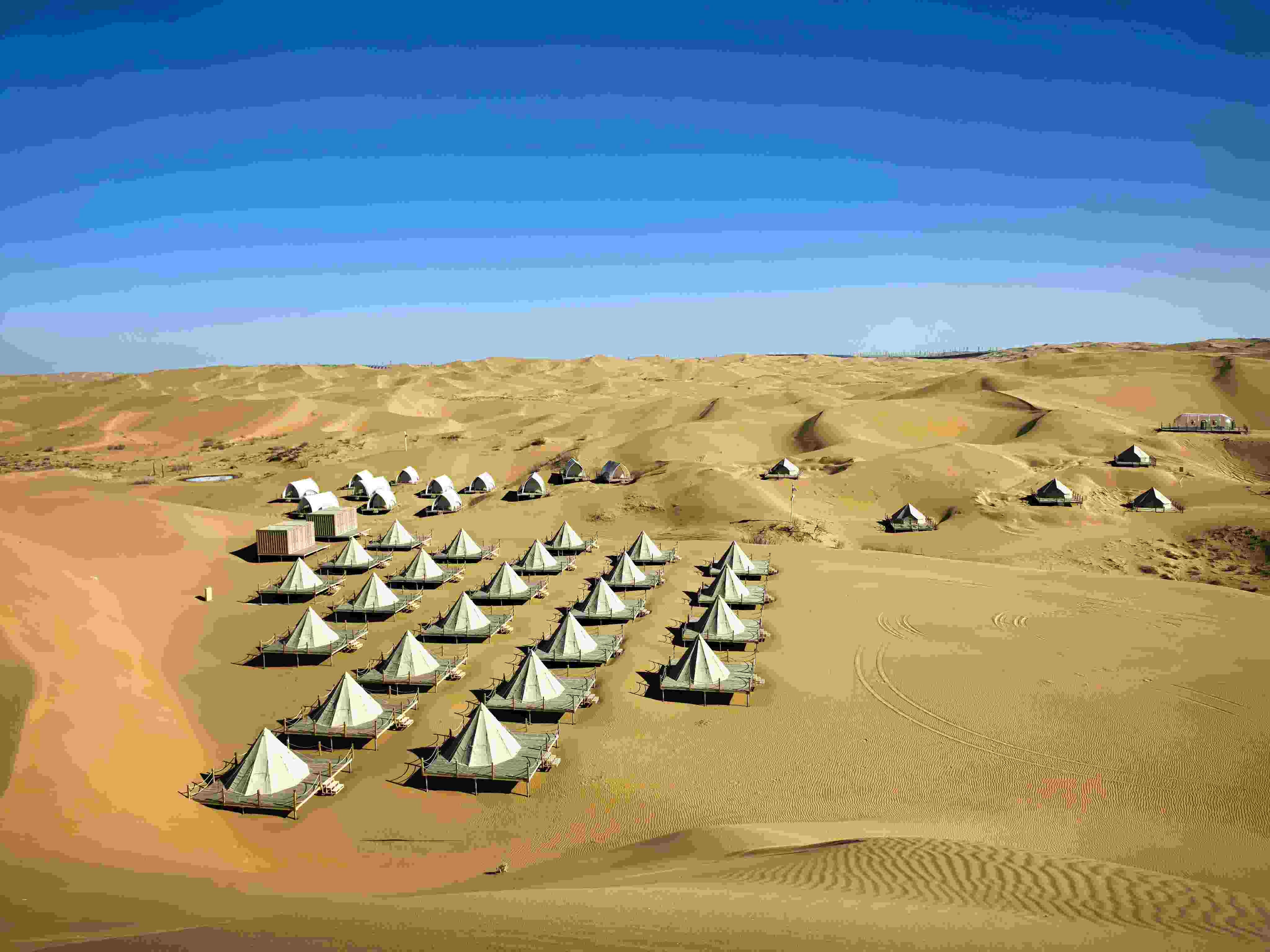 與自然共眠:帳篷酒店如何借景造境,打造沉浸式營地體驗?